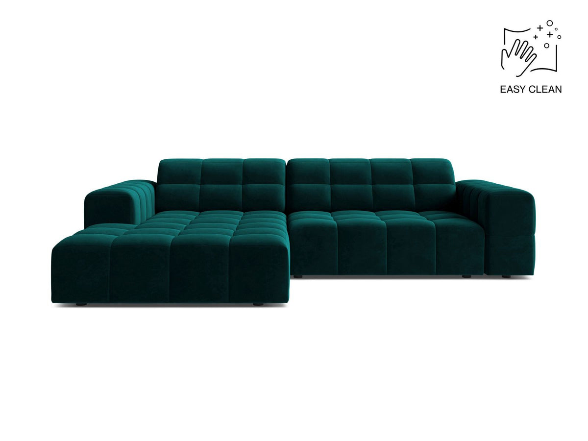Ecksofa links Chicago in dunkelgrünem Samtstoff mit schwarzen Kunststoffbeinen, Massivholzrahmen und markanter Récamiere-Form.