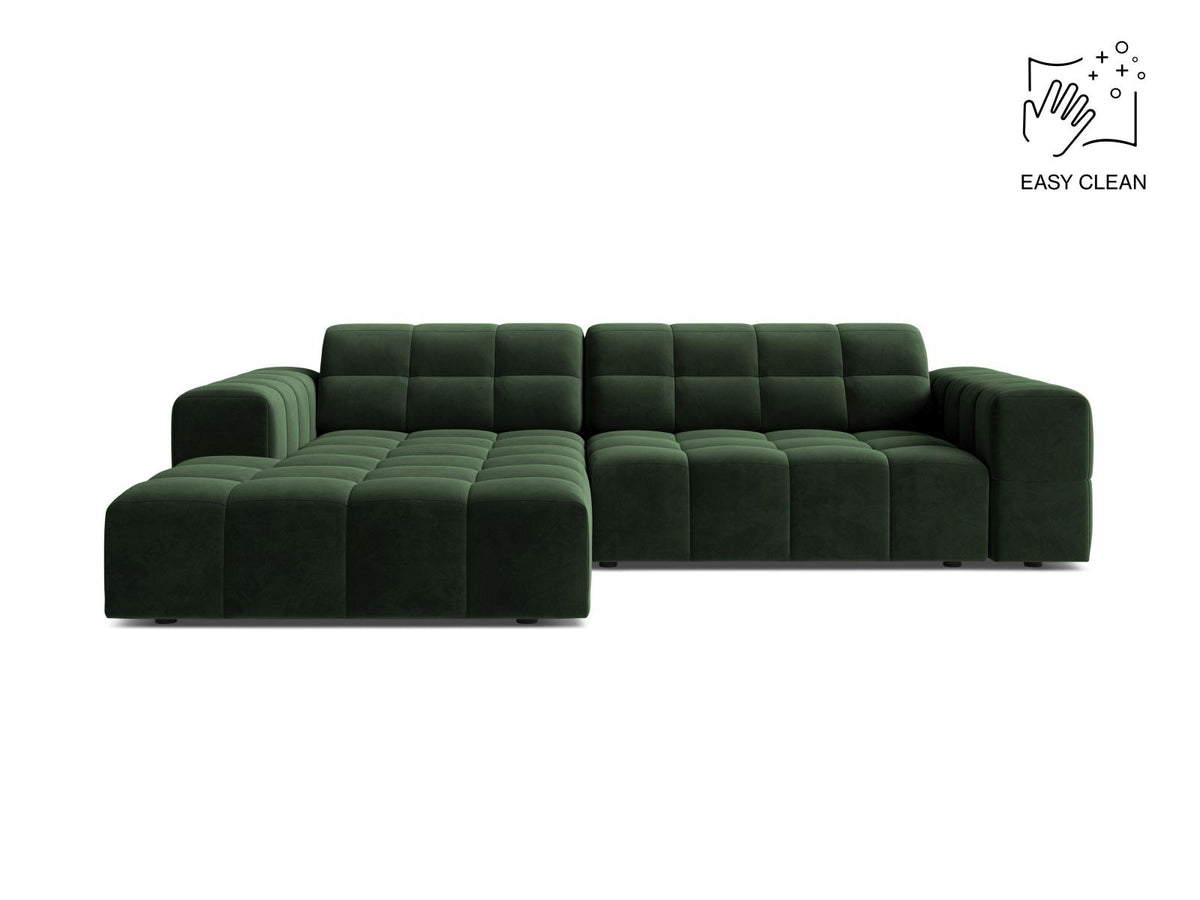 Ecksofa links Chicago in dunkelgrünem Samtstoff mit schwarzen Kunststoffbeinen, Massivholzrahmen und markanter Récamiere-Form.