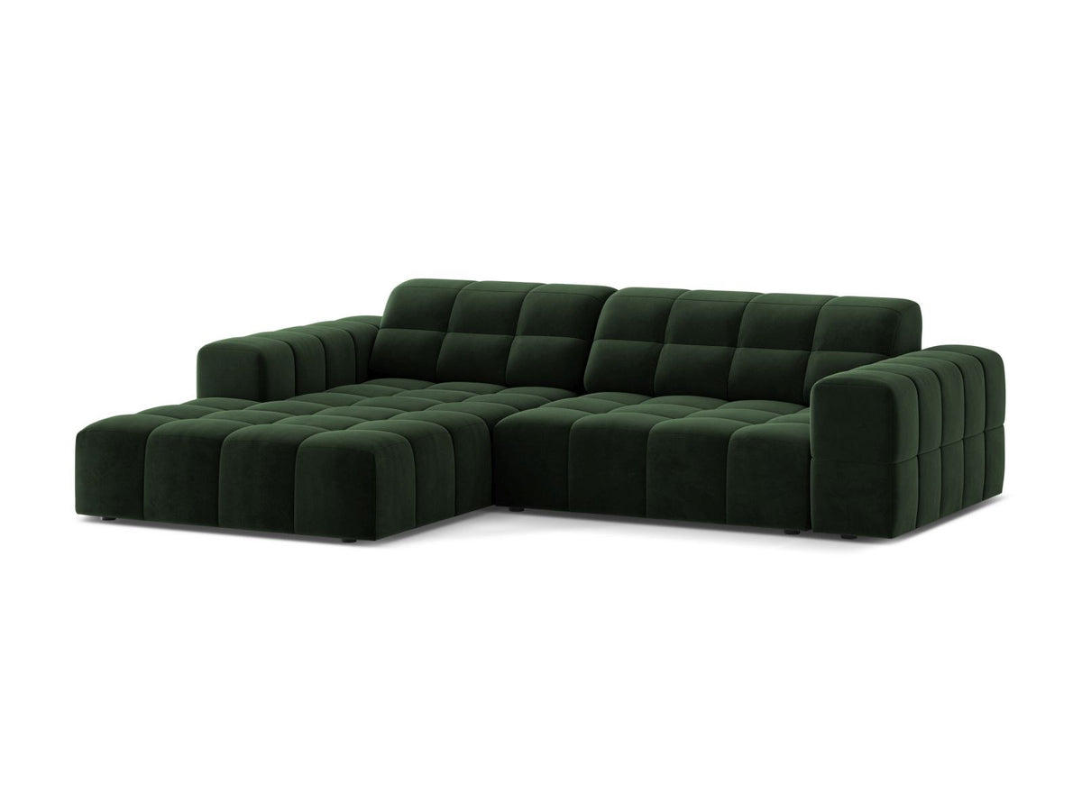 Ecksofa links Chicago in dunkelgrünem Samtstoff mit schwarzen Kunststoffbeinen, Massivholzrahmen und markanter Récamiere-Form.