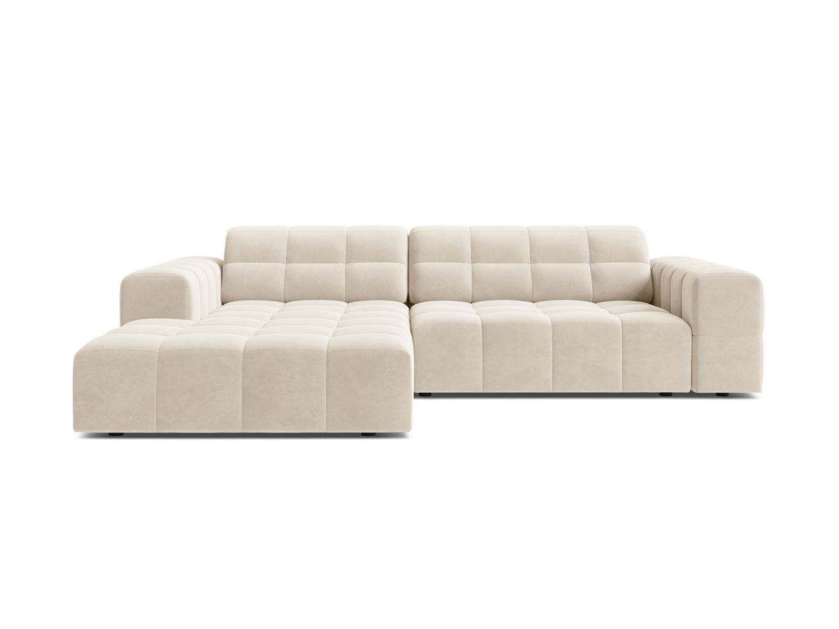 Ecksofa links Chicago in dunkelgrünem Samtstoff mit schwarzen Kunststoffbeinen, Massivholzrahmen und markanter Récamiere-Form.