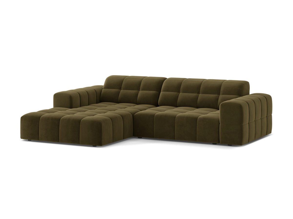 Ecksofa links Chicago in dunkelgrünem Samtstoff mit schwarzen Kunststoffbeinen, Massivholzrahmen und markanter Récamiere-Form.