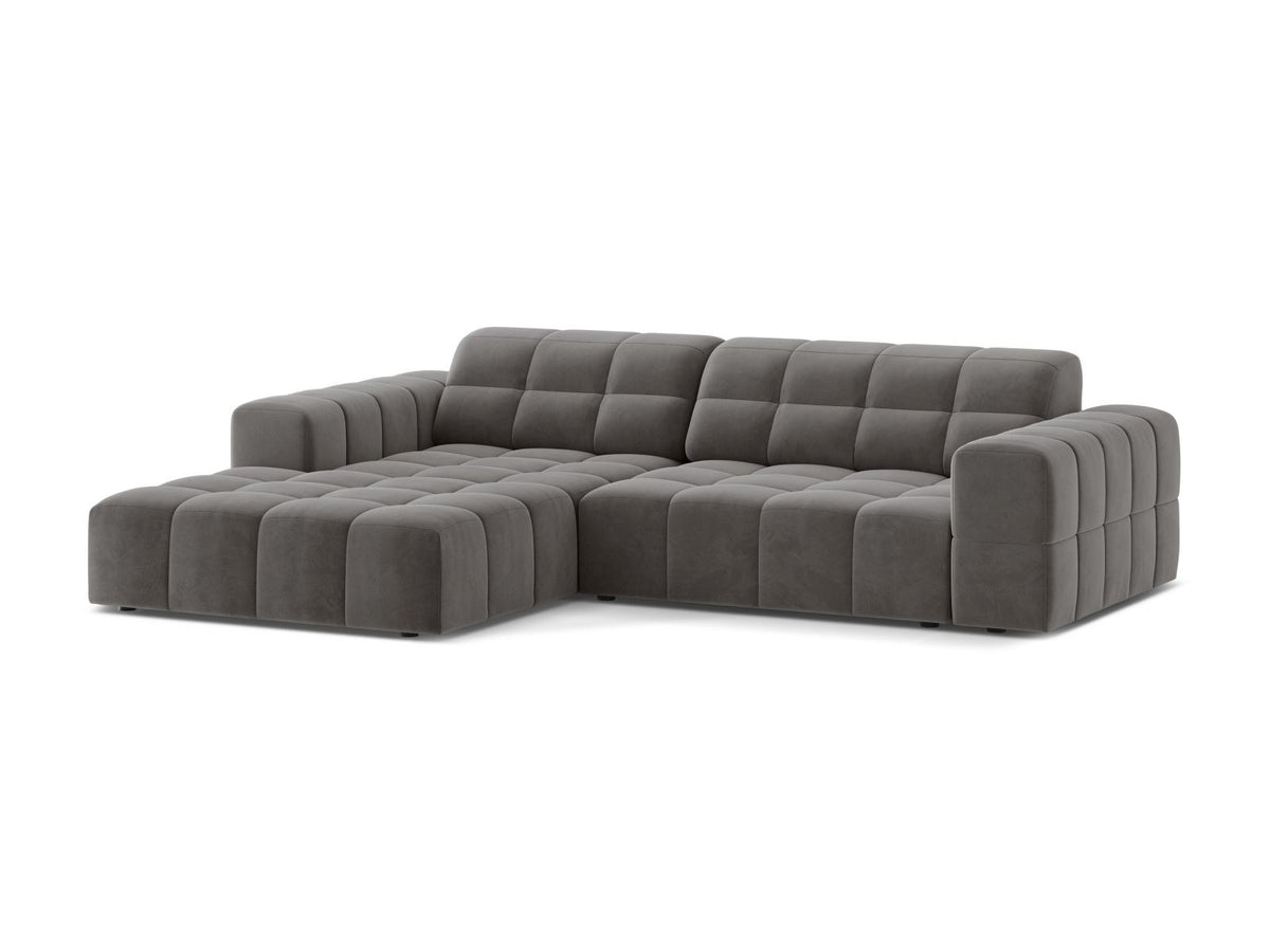 Ecksofa links Chicago in dunkelgrünem Samtstoff mit schwarzen Kunststoffbeinen, Massivholzrahmen und markanter Récamiere-Form.