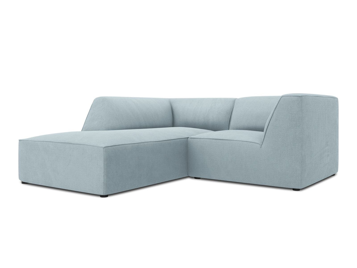 Modulares Ecksofa Siena mit gelbem Ottawa-Stoffbezug, schwarzen Kunststoffbeinen und Récamiere, Ansicht von vorne im Wohnraum.