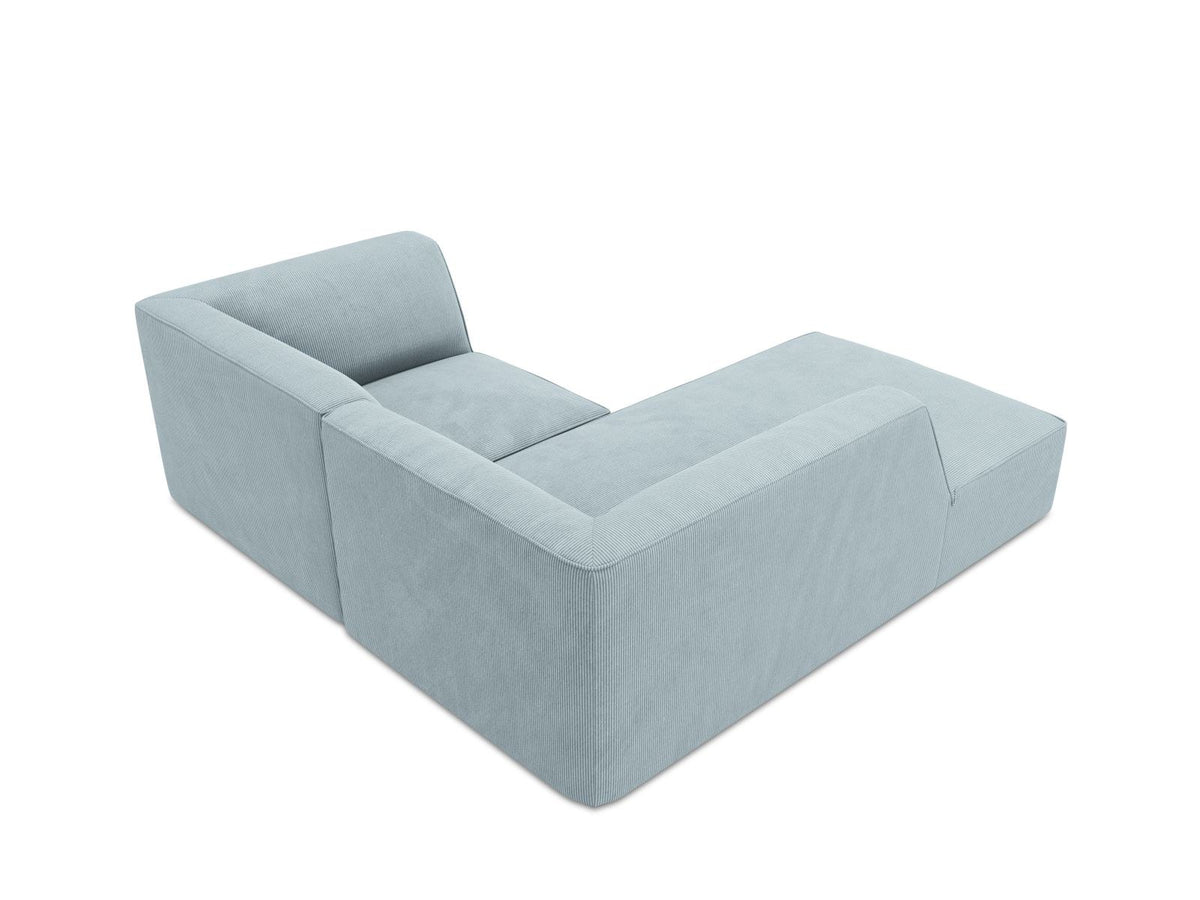 Modulares Ecksofa Siena mit gelbem Ottawa-Stoffbezug, schwarzen Kunststoffbeinen und Récamiere, Ansicht von vorne im Wohnraum.