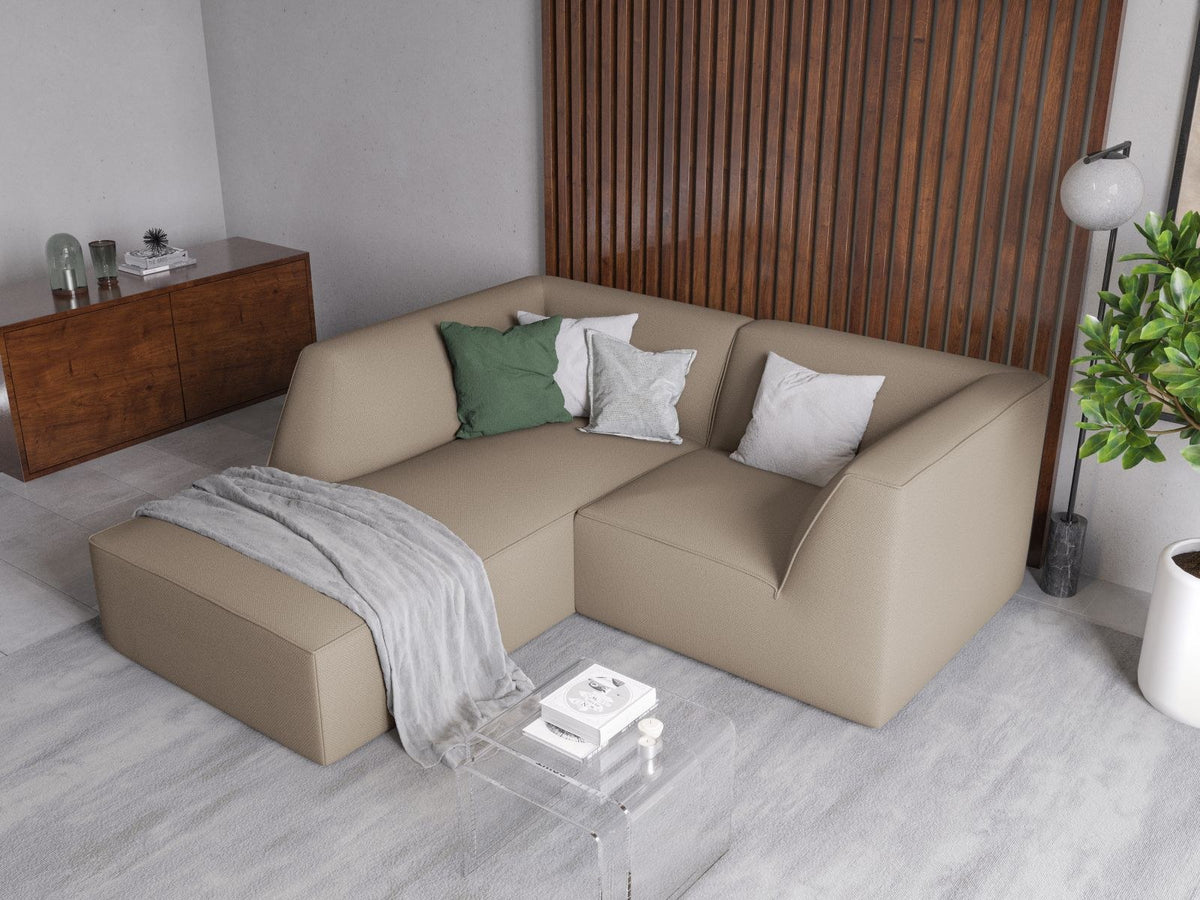 Modulares Ecksofa Siena mit gelbem Ottawa-Stoffbezug, schwarzen Kunststoffbeinen und Récamiere, Ansicht von vorne im Wohnraum.