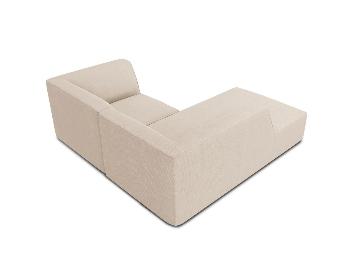 Modulares Ecksofa Siena mit gelbem Ottawa-Stoffbezug, schwarzen Kunststoffbeinen und Récamiere, Ansicht von vorne im Wohnraum.