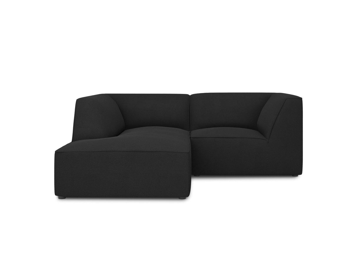 Modulares Ecksofa Siena mit gelbem Ottawa-Stoffbezug, schwarzen Kunststoffbeinen und Récamiere, Ansicht von vorne im Wohnraum.