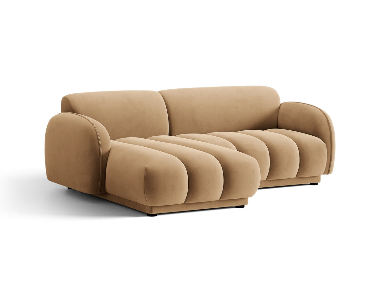 Bilbao Ecksofa links 3-Sitzer von Cosmopolitan Design in Light Beige-Casino Samtstoff, Holzrahmen, schwarze Kunststoffbeine, mit Récamiere.