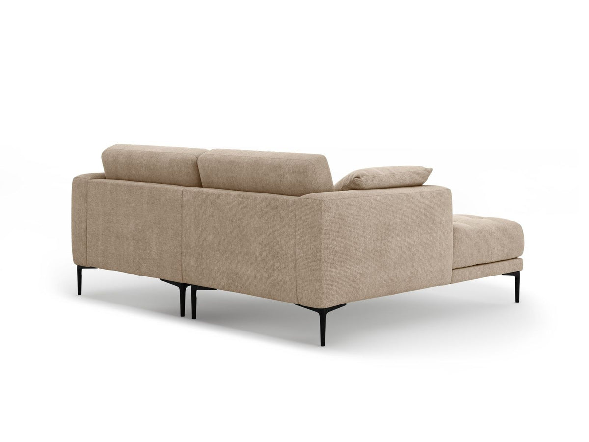 Ecksofa Links Lazio von Cosmopolitan Design in Beige mit Sorella-Stoffbezug, Massivholzrahmen und schwarzen Metallbeinen, seitliche Ansicht.