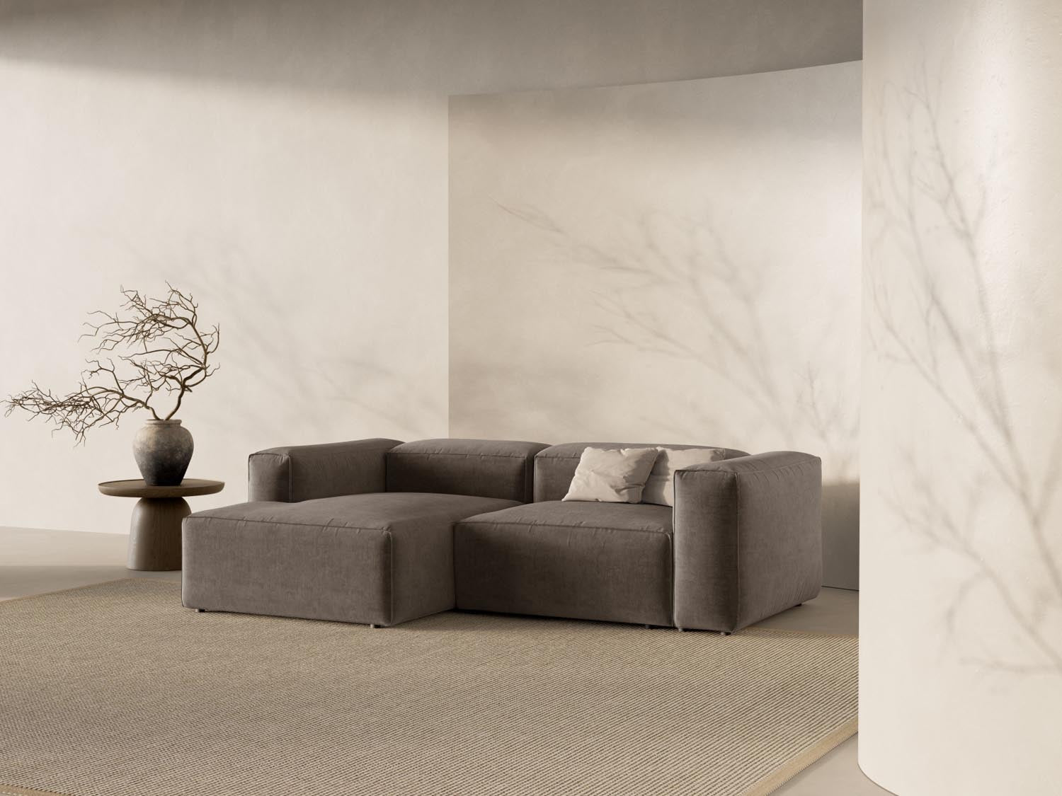 Entdecken Sie das elegante Bergamo Modulare Ecksofa links 2 Sitzer von Cosmopolitan Design – perfekt für stilvolle Wohnräume und gemütliche Stunden!