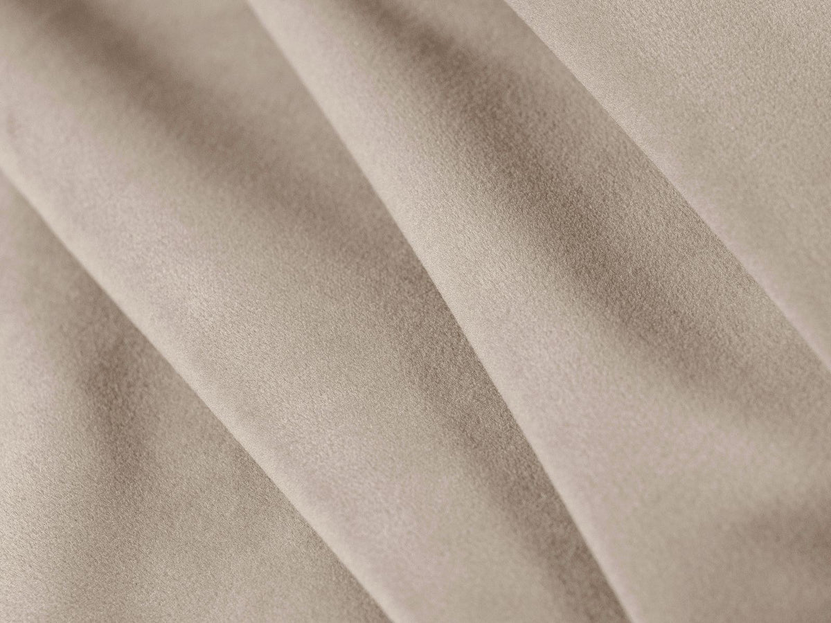 Beige-farbenes Samtsofa Lazio als 2-Sitzer Ecksofa links mit Récamiere, Massivholzrahmen und schwarzen Metallbeinen, Frontalansicht.