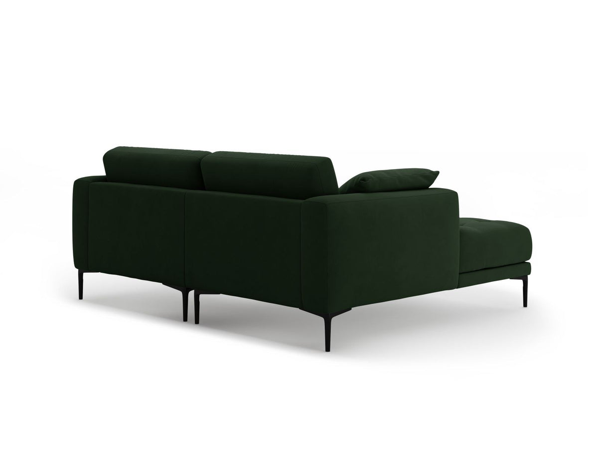 Beige-farbenes Samtsofa Lazio als 2-Sitzer Ecksofa links mit Récamiere, Massivholzrahmen und schwarzen Metallbeinen, Frontalansicht.