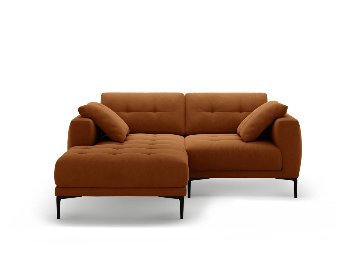 Beige-farbenes Samtsofa Lazio als 2-Sitzer Ecksofa links mit Récamiere, Massivholzrahmen und schwarzen Metallbeinen, Frontalansicht.
