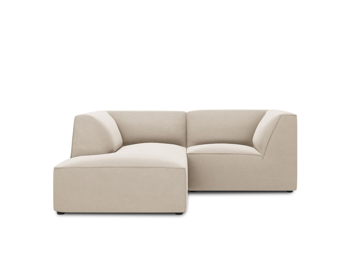 Modulares Ecksofa in Beige-Samt mit Récamiere links, Massivholzrahmen, schwarzen Kunststoffbeinen und weicher Samtpolsterung.