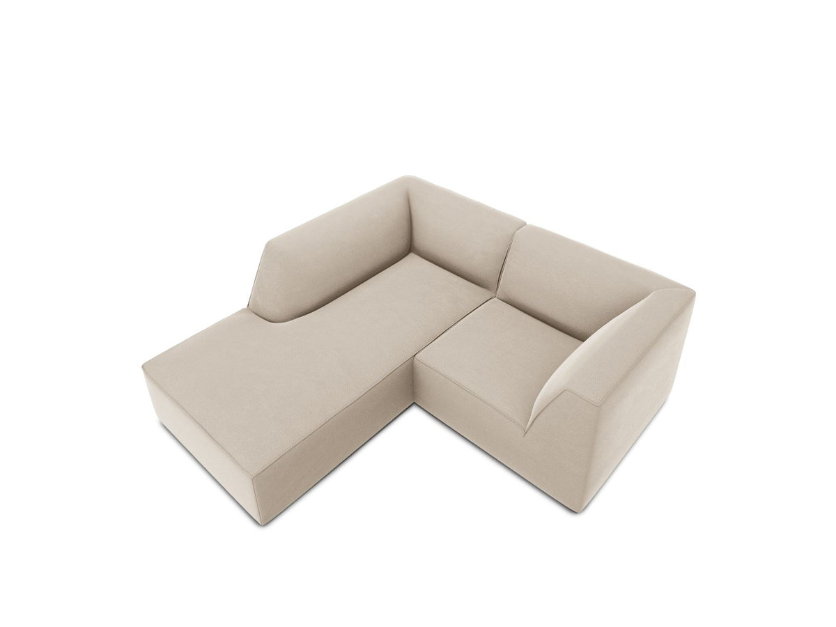 Modulares Ecksofa in Beige-Samt mit Récamiere links, Massivholzrahmen, schwarzen Kunststoffbeinen und weicher Samtpolsterung.