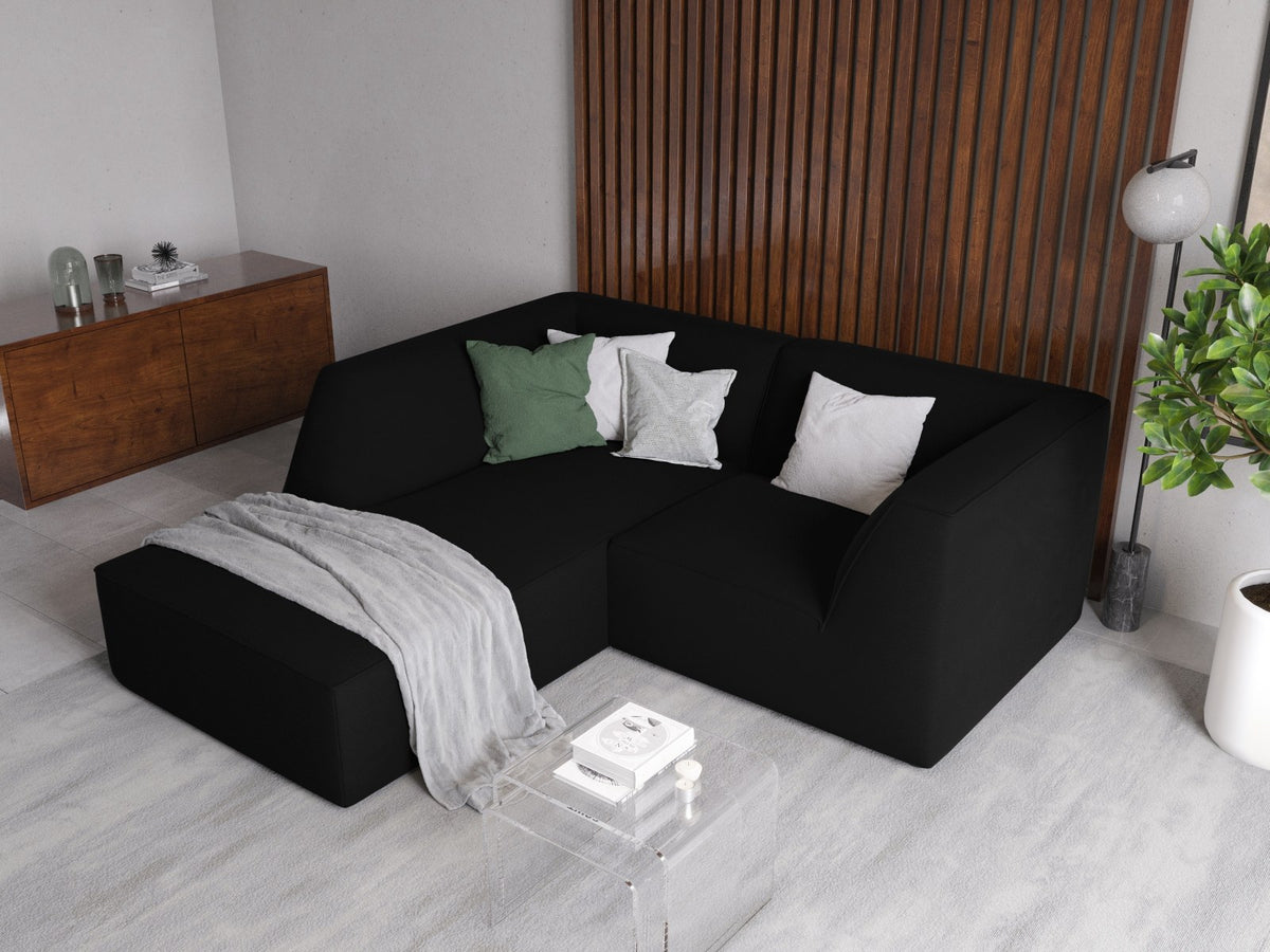 Modulares Ecksofa in Beige-Samt mit Récamiere links, Massivholzrahmen, schwarzen Kunststoffbeinen und weicher Samtpolsterung.