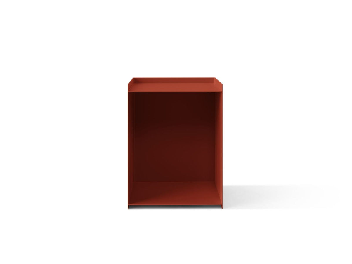 Nachttisch Ovada von Cosmopolitan Design aus pulverbeschichtetem Metall in Burgundy-Metal, quadratische Form mit Stahlbeinen.