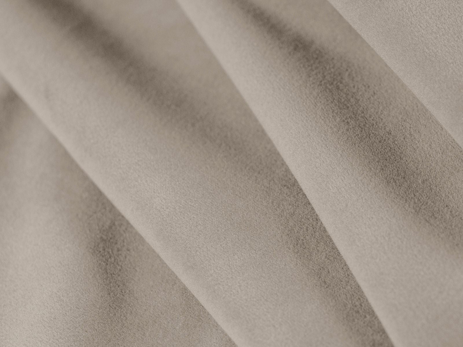 Stilvolles Kissen Aveiro in zartem Beige, perfekt für eine gemütliche Atmosphäre. Hochwertige Details von Cosmopolitan Design.