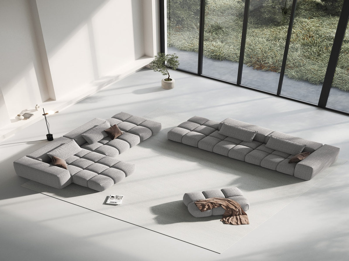 Beiger Pouf Verona mit Sorella-Strukturstoff, Massivholzrahmen und schwarzen Kunststoffbeinen, quaderförmige Sitzfläche.
