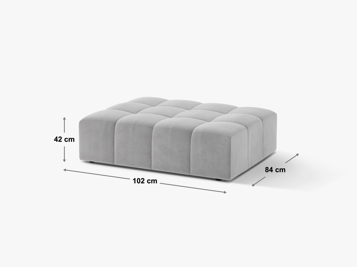 Pouf Chicago mit Massivholzrahmen, Sperrholz und Chenille-Stoffbezug in Light Beige, schwarze Kunststoffbeine, Sitzhöhe 42 cm.