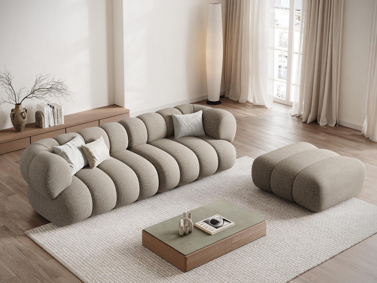 Eleganter Koge Pouf in Dunkelbeige, 95 cm, ideal für stilvolle Wohnräume. Perfekt als Sitzgelegenheit oder dekoratives Element.