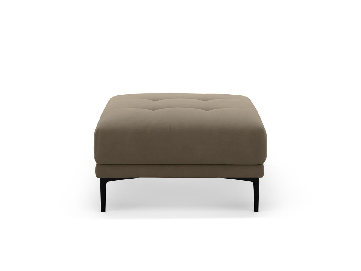 Samt-Pouf Lazio in Beige mit Massivholzrahmen, gepolsterter Sitzfläche und schwarzen Metallbeinen, Masse 85 x 85 x 46 cm.