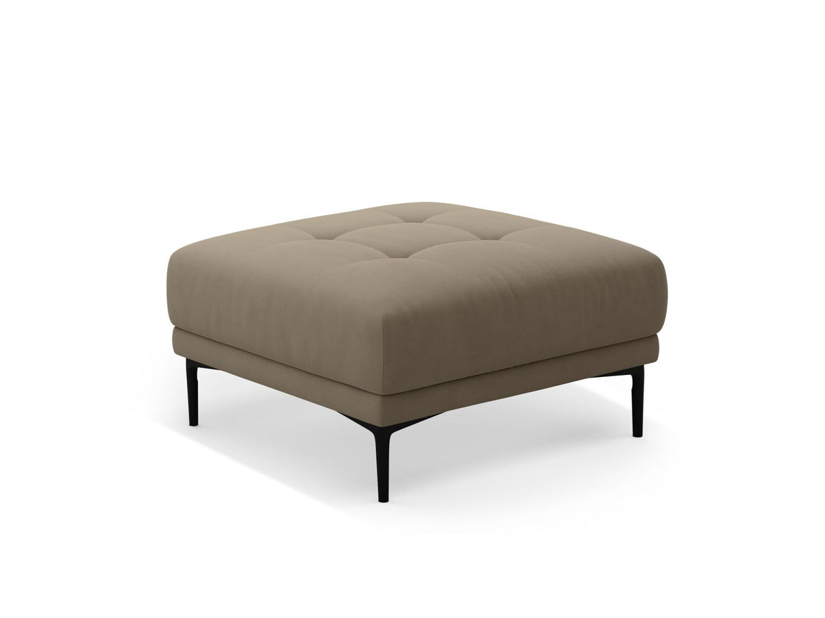 Samt-Pouf Lazio in Beige mit Massivholzrahmen, gepolsterter Sitzfläche und schwarzen Metallbeinen, Masse 85 x 85 x 46 cm.
