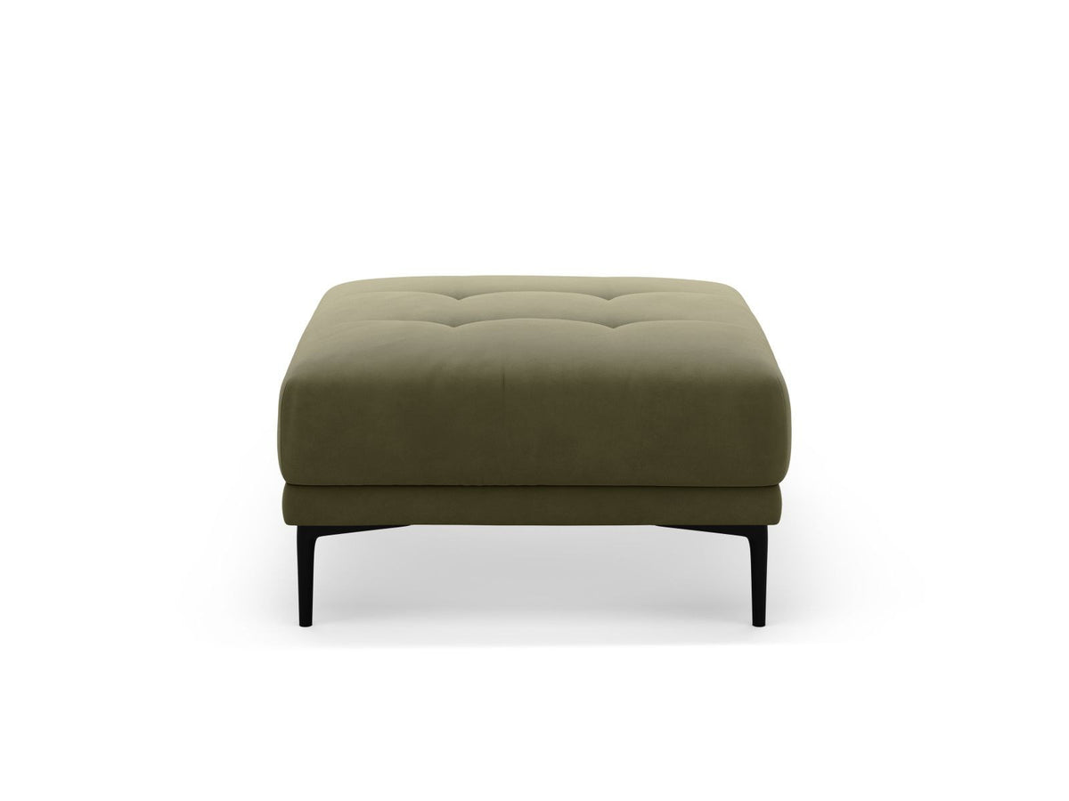 Samt-Pouf Lazio in Beige mit Massivholzrahmen, gepolsterter Sitzfläche und schwarzen Metallbeinen, Masse 85 x 85 x 46 cm.