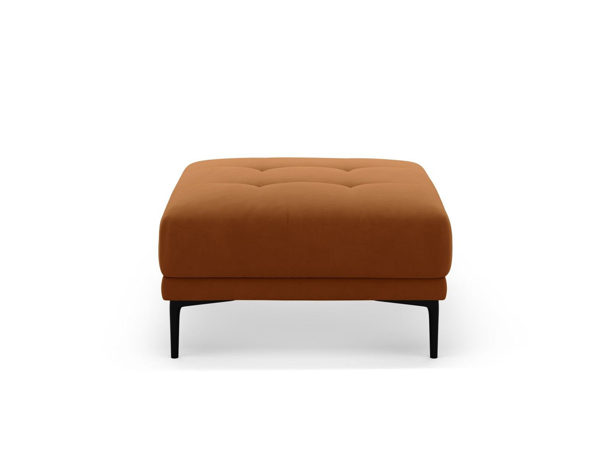 Samt-Pouf Lazio in Beige mit Massivholzrahmen, gepolsterter Sitzfläche und schwarzen Metallbeinen, Masse 85 x 85 x 46 cm.