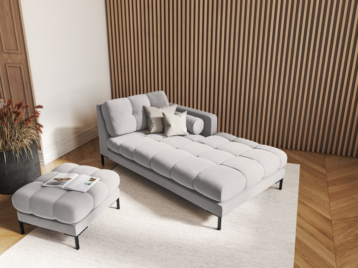 Quadratischer Pouf Bali mit gepolsterter Sitzfläche aus Stoff auf schlanken Metallbeinen
