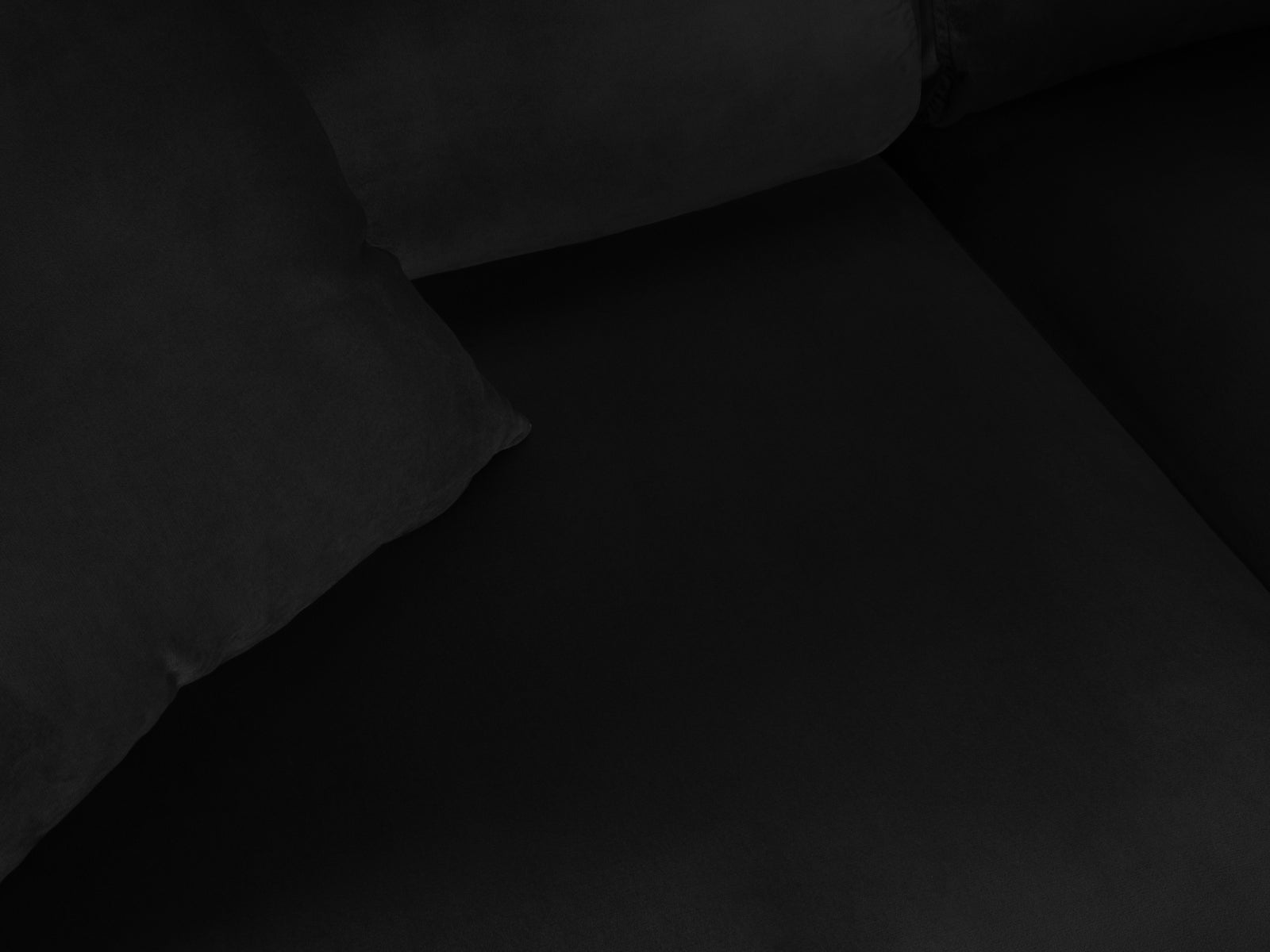 Stylisches Kyoto Velour Ecksofa in Schwarz, 5-Sitzer mit praktischer Schlaffunktion und Stauraum, perfekt für moderne Wohnkonzepte.