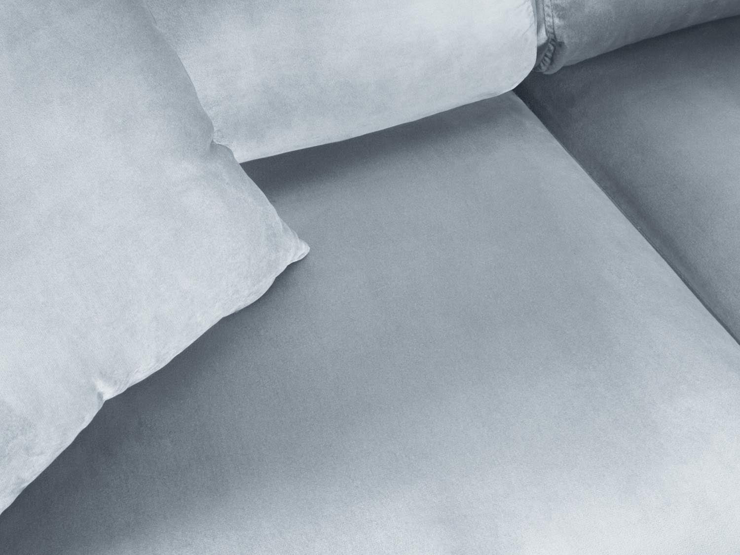 Stylisches Kyoto Velour Ecksofa in sanftem Hellblau, 5-Sitzer mit praktischer Schlaffunktion und Stauraum, perfekt für moderne Wohnzimmer.