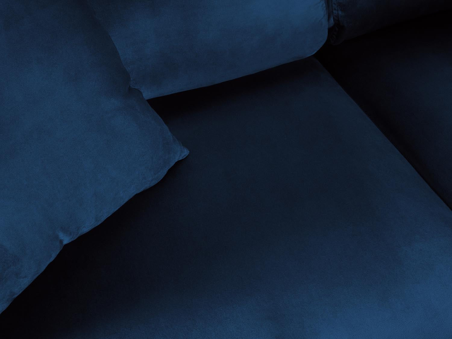 Stylisches Kyoto Velour Ecksofa in Royal Blue, 5-Sitzer mit praktischer Schlaffunktion und Stauraum, perfekt für moderne Wohnzimmer.