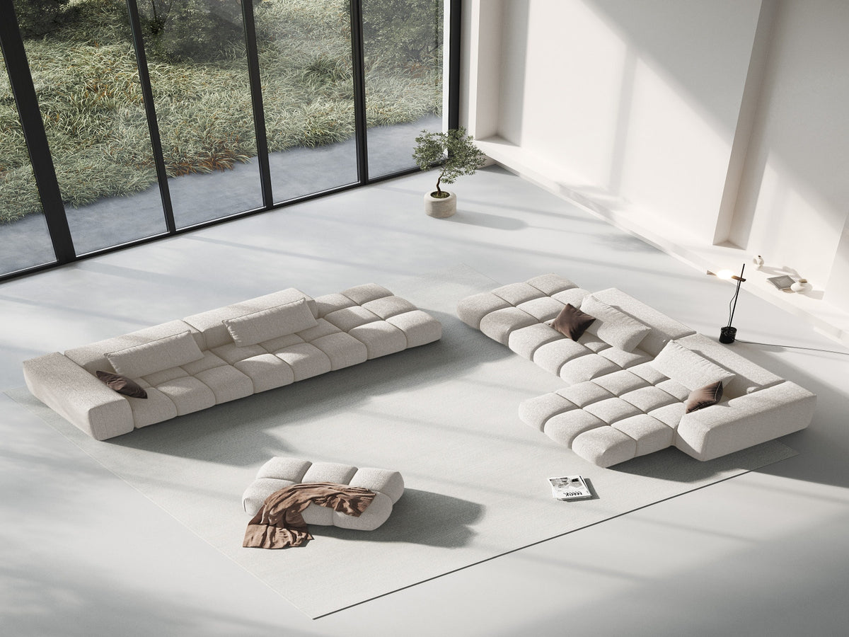 Modulares Ecksofa Verona in Beige-Sorella mit Massivholzrahmen, schwarzen Kunststoffbeinen und strukturiertem Tweed-Stoffbezug, rechte Ausrichtung.