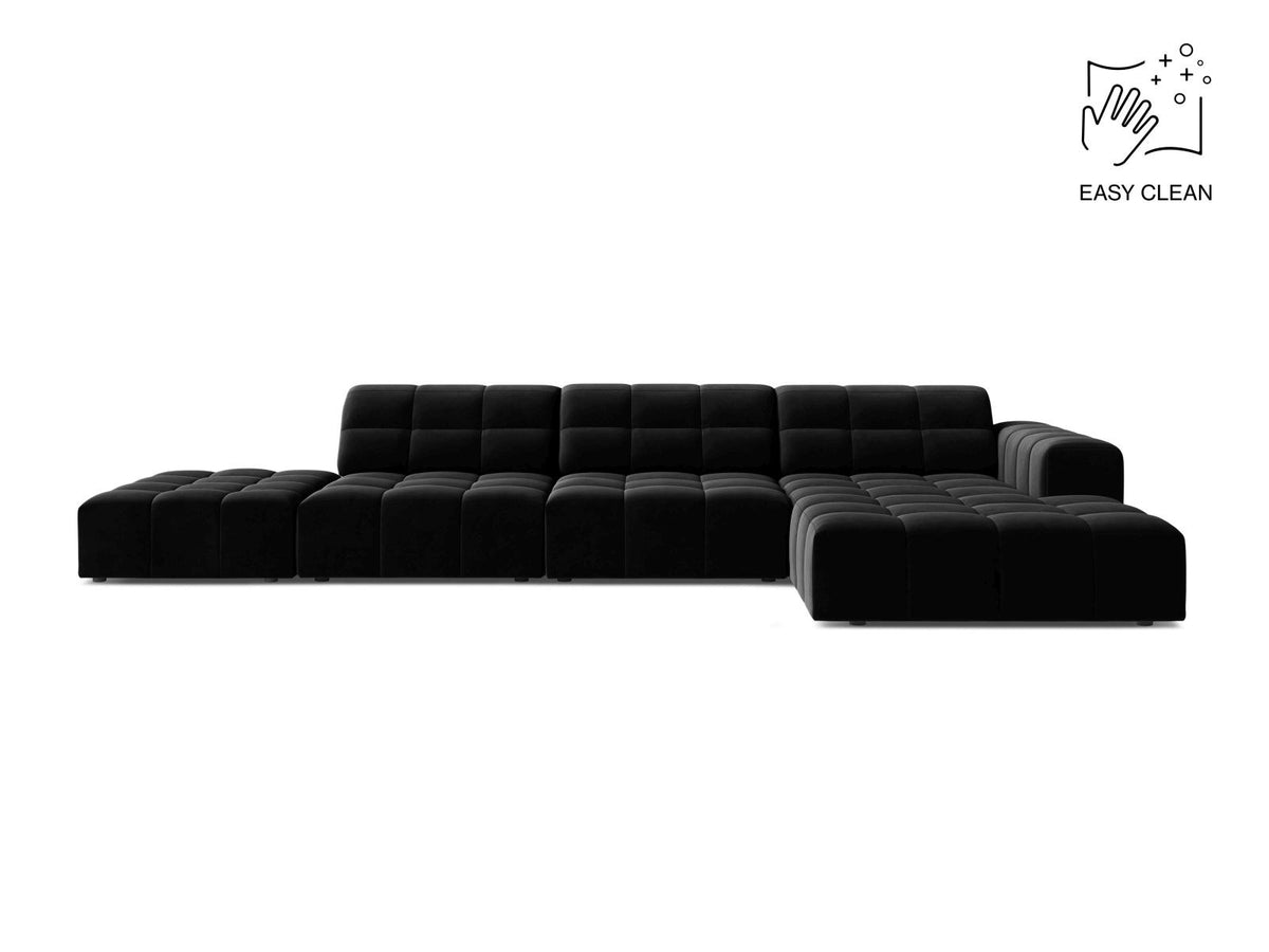 Ecksofa mit Récamiere rechts, Bezug aus Samtstoff in Light Beige, Massivholzrahmen, schwarze Kunststoffbeine, 5-Sitzer-Ausführung.