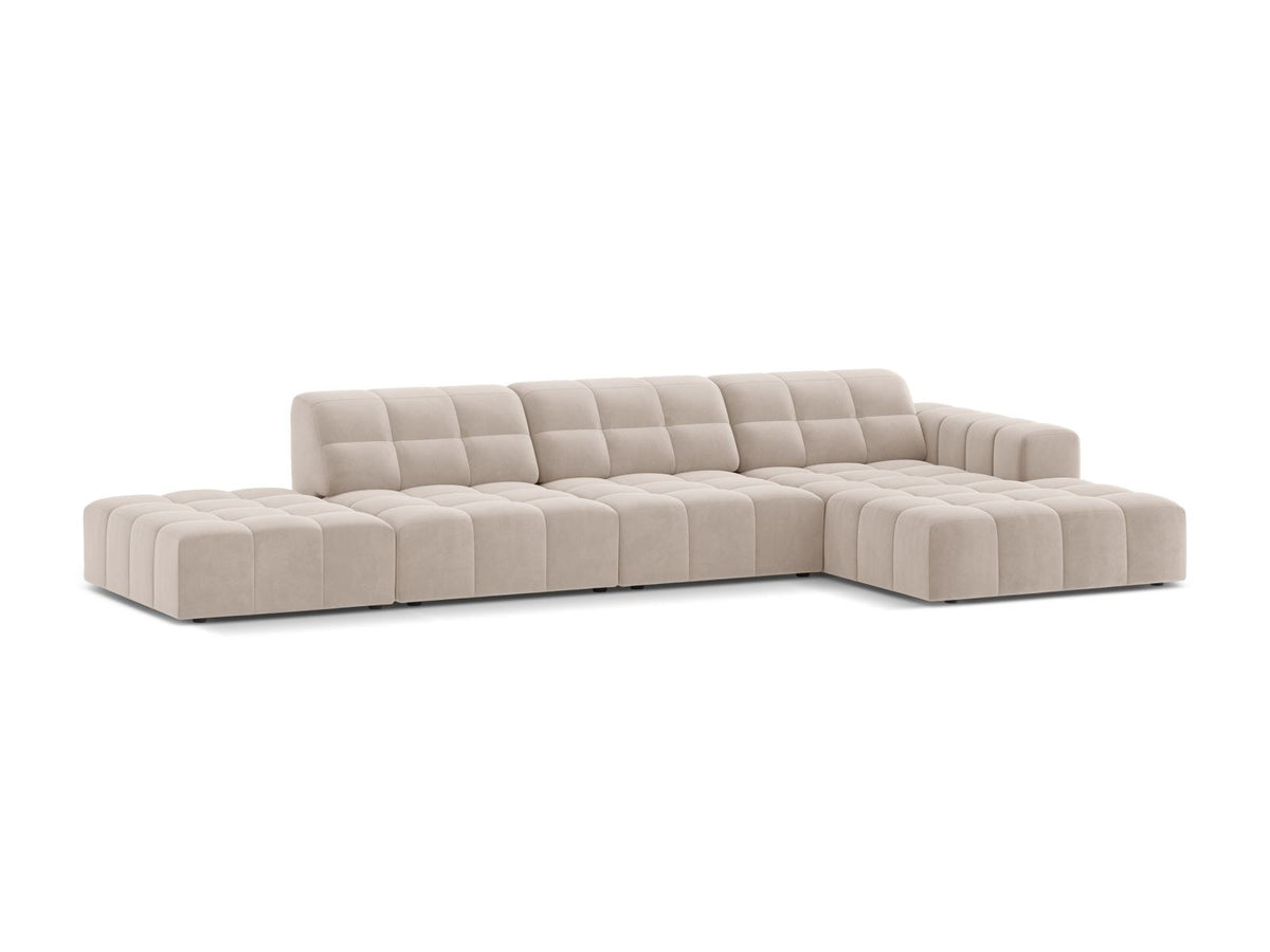 Ecksofa mit Récamiere rechts, Bezug aus Samtstoff in Light Beige, Massivholzrahmen, schwarze Kunststoffbeine, 5-Sitzer-Ausführung.