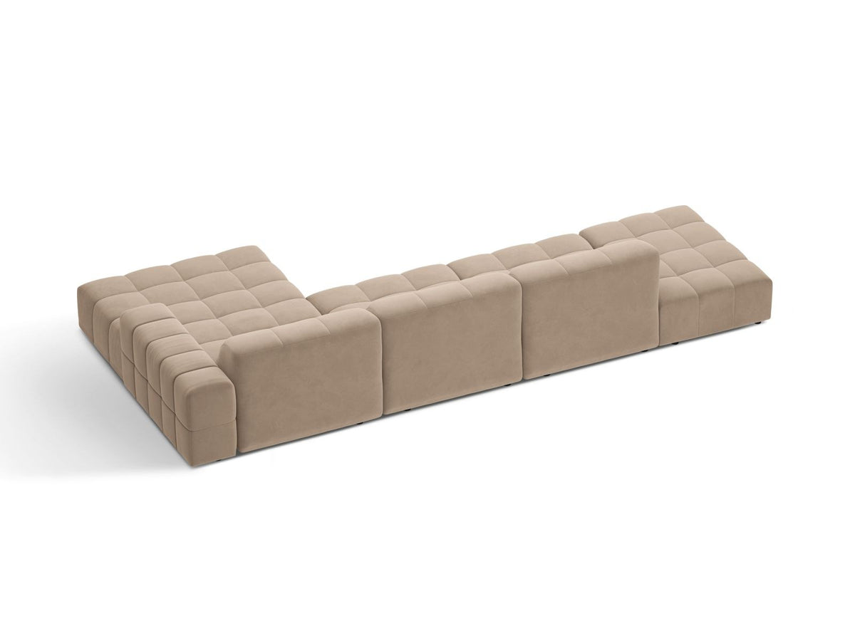 Ecksofa mit Récamiere rechts, Bezug aus Samtstoff in Light Beige, Massivholzrahmen, schwarze Kunststoffbeine, 5-Sitzer-Ausführung.