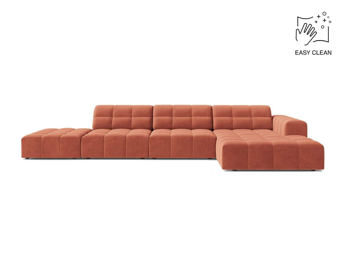 Ecksofa mit Récamiere rechts, Bezug aus Samtstoff in Light Beige, Massivholzrahmen, schwarze Kunststoffbeine, 5-Sitzer-Ausführung.
