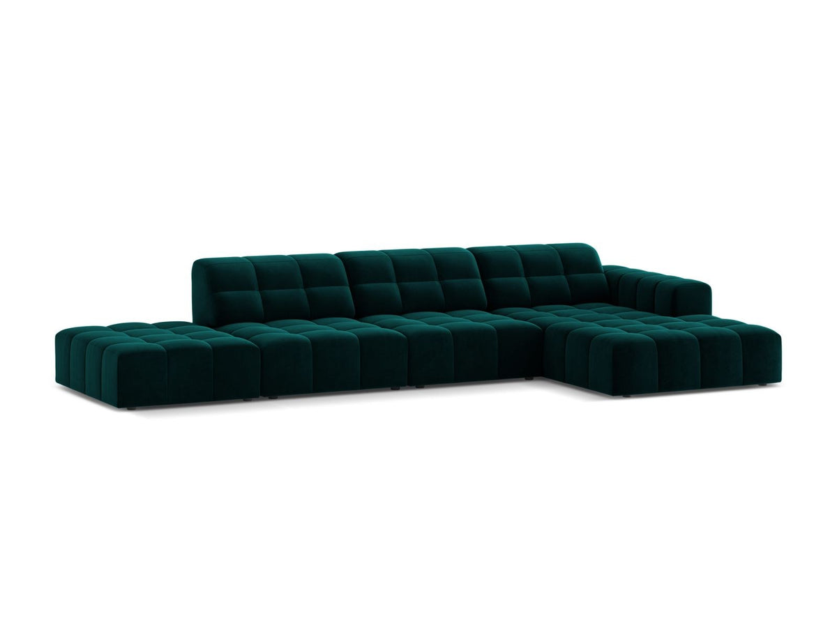Ecksofa mit Récamiere rechts, Bezug aus Samtstoff in Light Beige, Massivholzrahmen, schwarze Kunststoffbeine, 5-Sitzer-Ausführung.