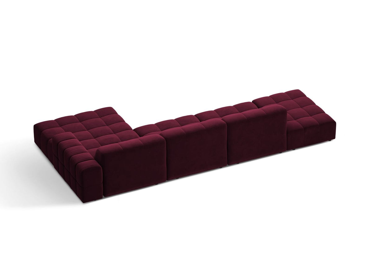 Ecksofa mit Récamiere rechts, Bezug aus Samtstoff in Light Beige, Massivholzrahmen, schwarze Kunststoffbeine, 5-Sitzer-Ausführung.