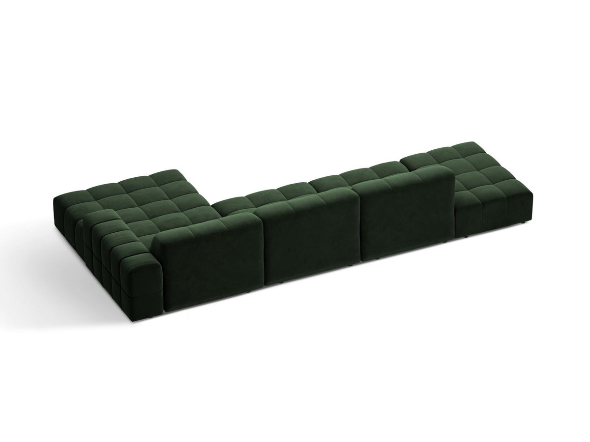 Ecksofa mit Récamiere rechts, Bezug aus Samtstoff in Light Beige, Massivholzrahmen, schwarze Kunststoffbeine, 5-Sitzer-Ausführung.