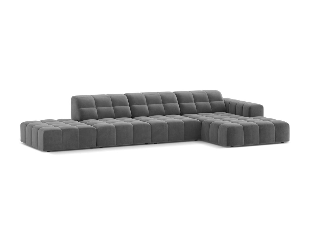 Ecksofa mit Récamiere rechts, Bezug aus Samtstoff in Light Beige, Massivholzrahmen, schwarze Kunststoffbeine, 5-Sitzer-Ausführung.