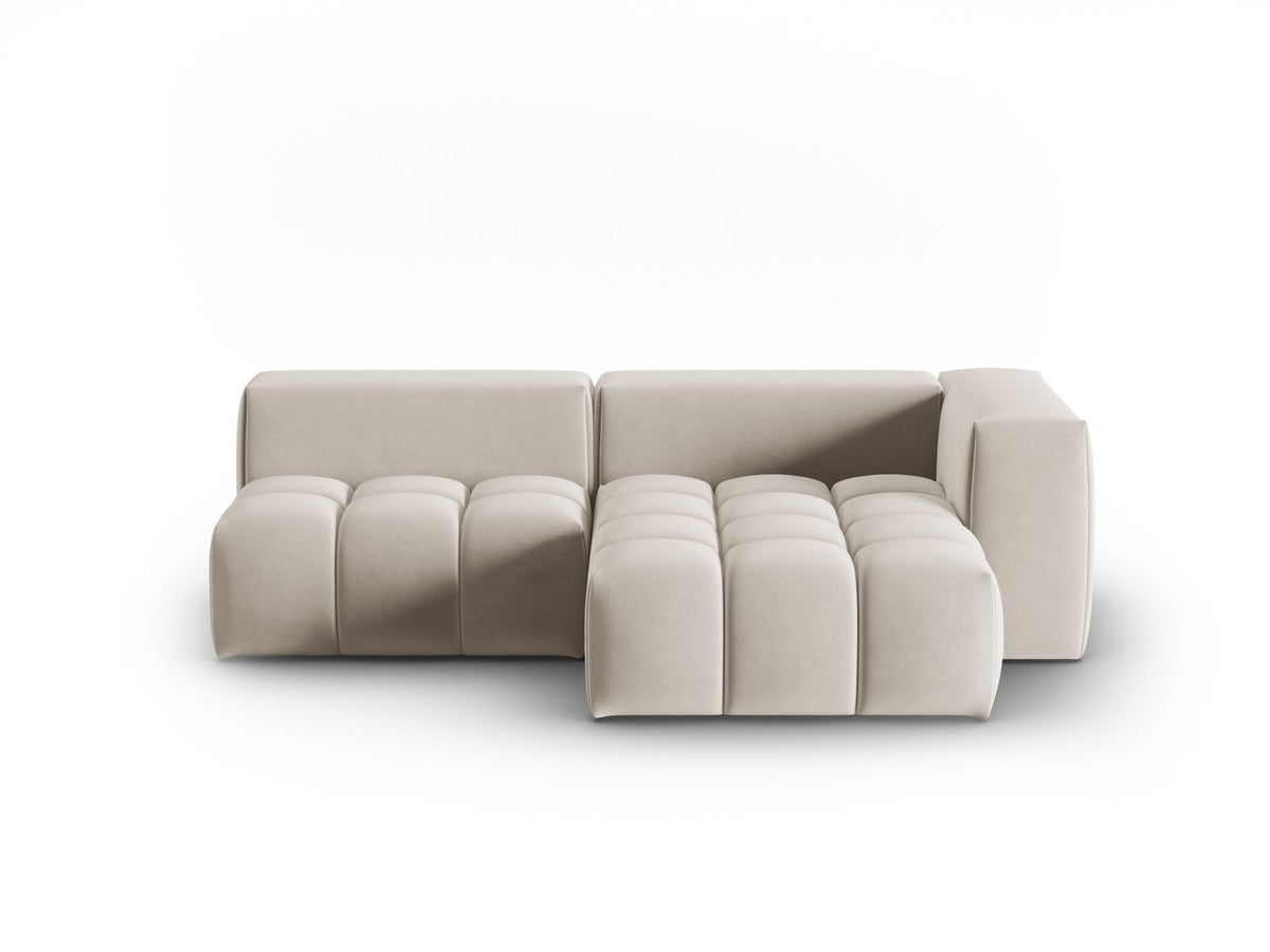 Modulares Ecksofa rechts in Sand-Casino Samt mit Massivholzrahmen, schwarzen Kunststoffbeinen und drei Sitzplätzen, seitliche Ansicht.
