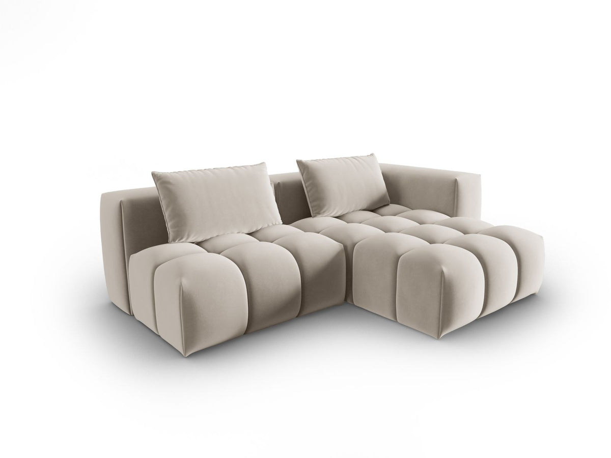 Modulares Ecksofa rechts in Sand-Casino Samt mit Massivholzrahmen, schwarzen Kunststoffbeinen und drei Sitzplätzen, seitliche Ansicht.