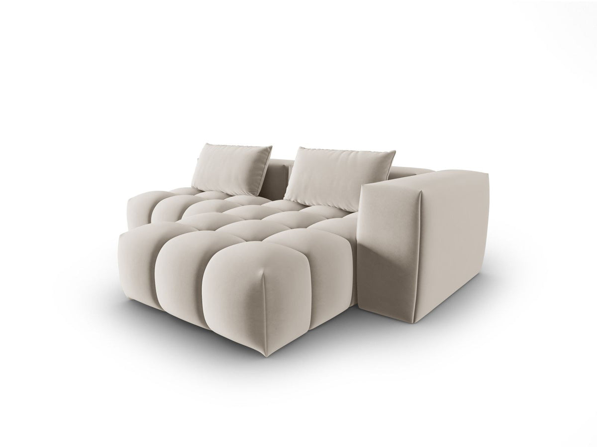Modulares Ecksofa rechts in Sand-Casino Samt mit Massivholzrahmen, schwarzen Kunststoffbeinen und drei Sitzplätzen, seitliche Ansicht.