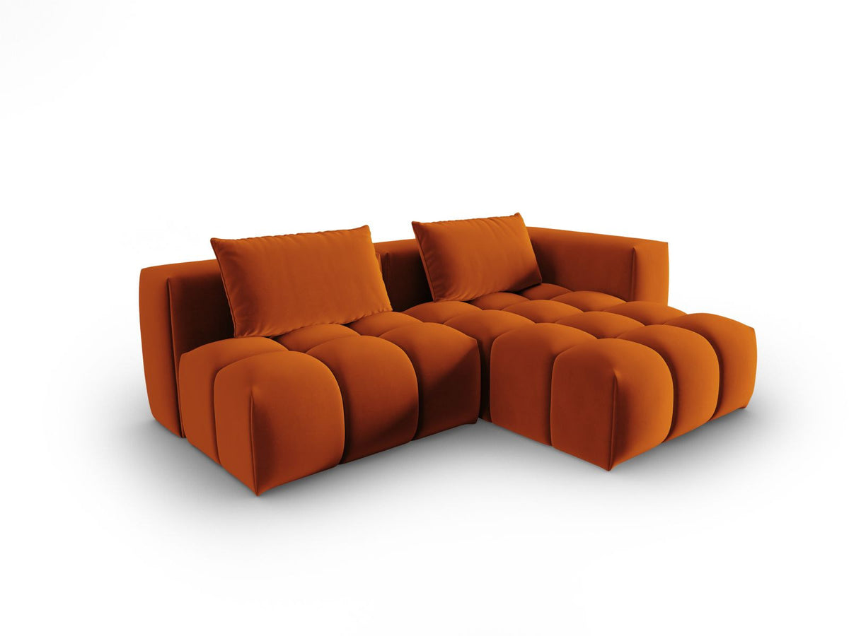 Modulares Ecksofa rechts in Sand-Casino Samt mit Massivholzrahmen, schwarzen Kunststoffbeinen und drei Sitzplätzen, seitliche Ansicht.