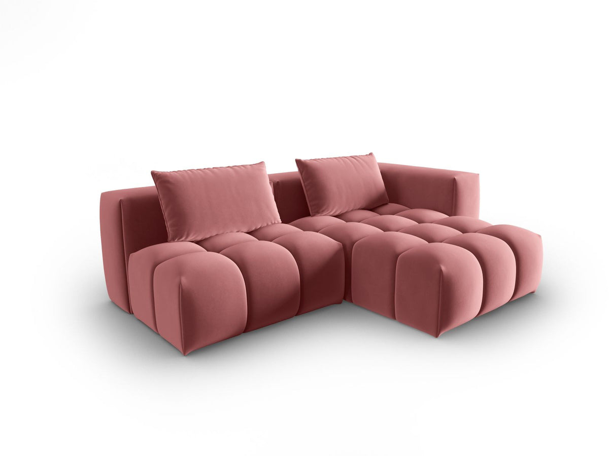 Modulares Ecksofa rechts in Sand-Casino Samt mit Massivholzrahmen, schwarzen Kunststoffbeinen und drei Sitzplätzen, seitliche Ansicht.