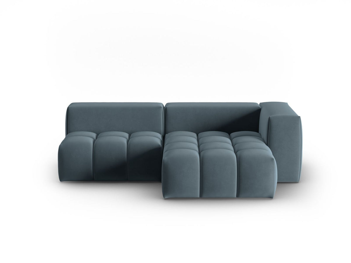 Modulares Ecksofa rechts in Sand-Casino Samt mit Massivholzrahmen, schwarzen Kunststoffbeinen und drei Sitzplätzen, seitliche Ansicht.