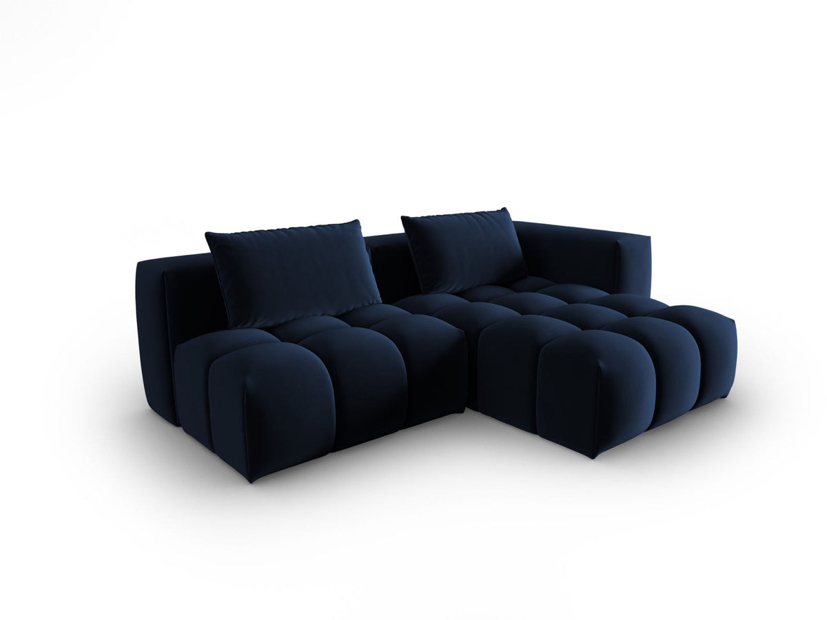 Modulares Ecksofa rechts in Sand-Casino Samt mit Massivholzrahmen, schwarzen Kunststoffbeinen und drei Sitzplätzen, seitliche Ansicht.