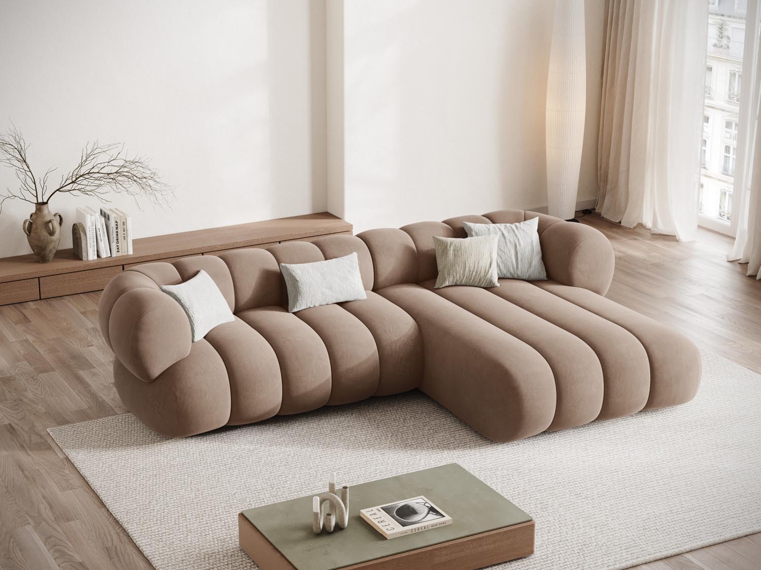 Entdecken Sie das elegante Koge Velour Ecksofa rechts 5 Sitzer in 165 cm, ideal für stilvolle Wohnräume. Hochwertige Materialien und pflegeleichte Oberfläche garantieren Komfort und Langlebigkeit.
